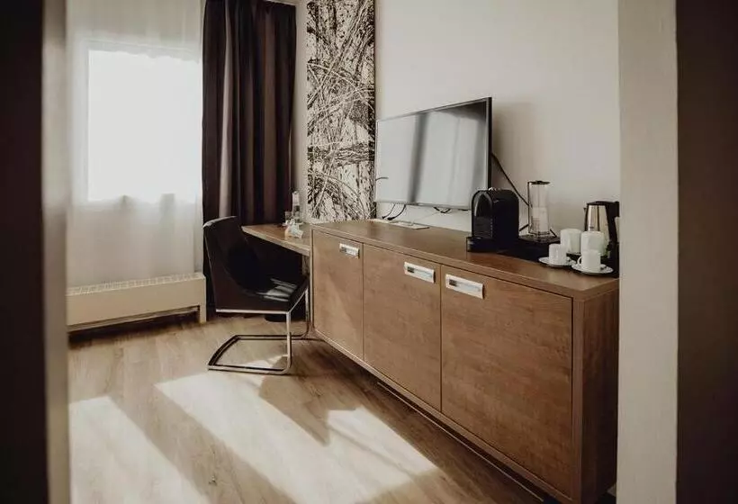 Superior-huone, Art & Business