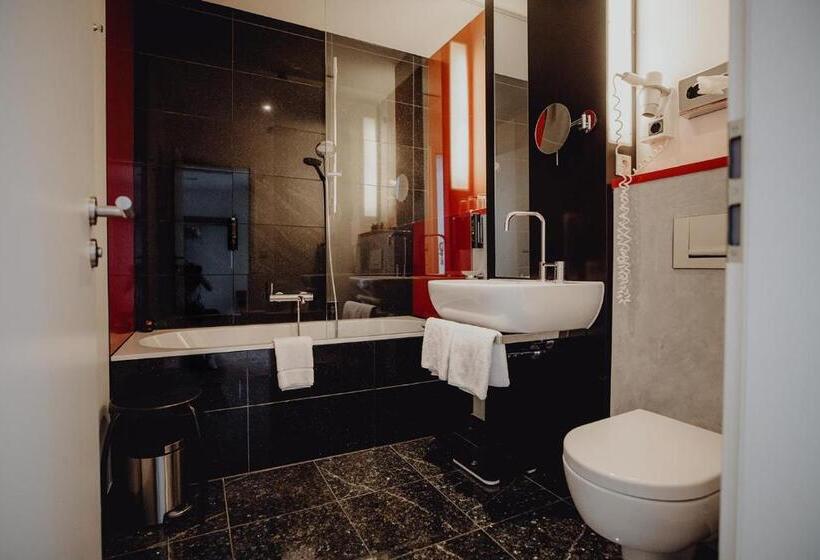 غرفة سوبيريور, Art & Business