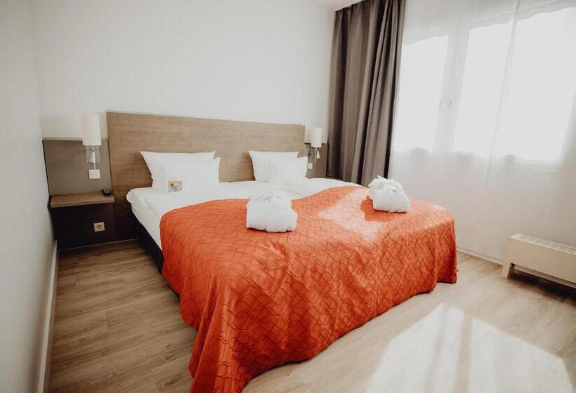 غرفة سوبيريور, Art & Business