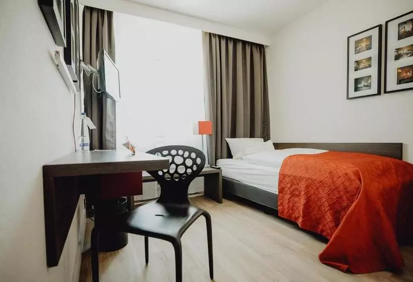 Standard Yhden Hengen Huone, Art & Business