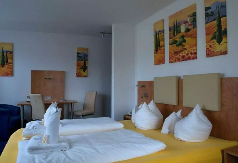 اتاق استاندارد سه نفره, Hembacher Hof