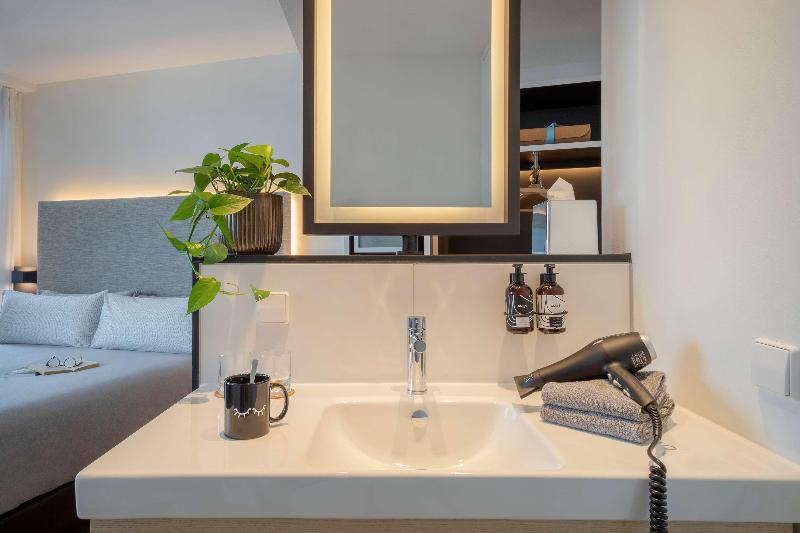 جناح جونيور, Maritim Hotel Würzburg