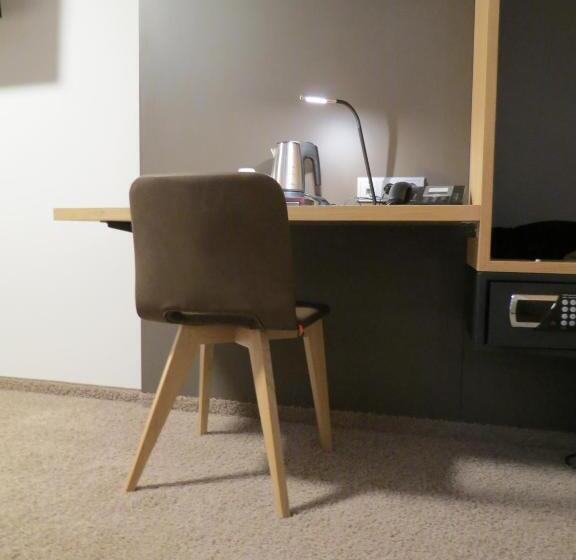 标准单人间, Neuthor