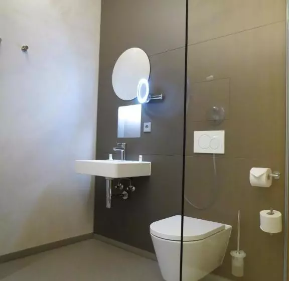 Chambre Standard Individuelle, Neuthor