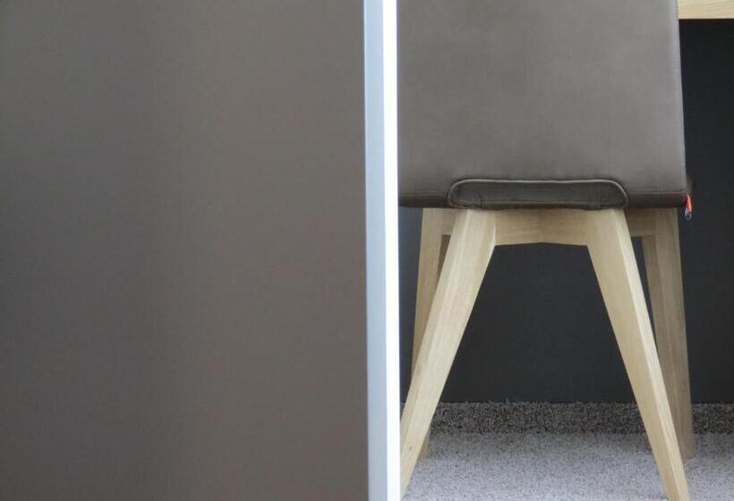 标准单人间, Neuthor