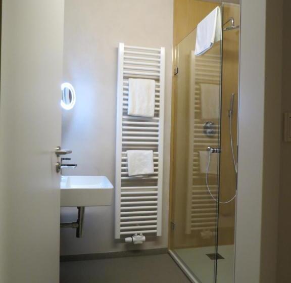 标准单人间, Neuthor