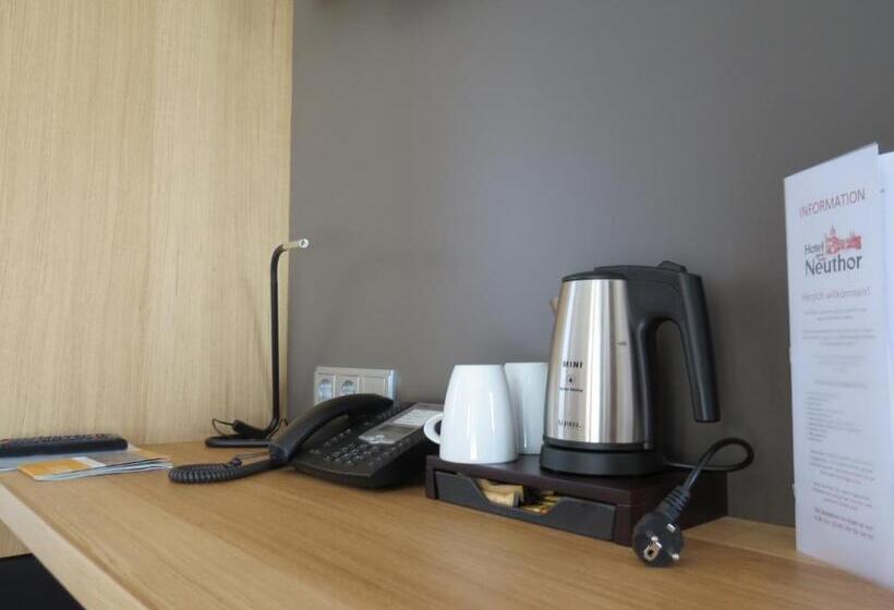 标准三人间, Neuthor