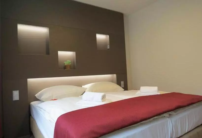 Chambre Triple Standard, Neuthor
