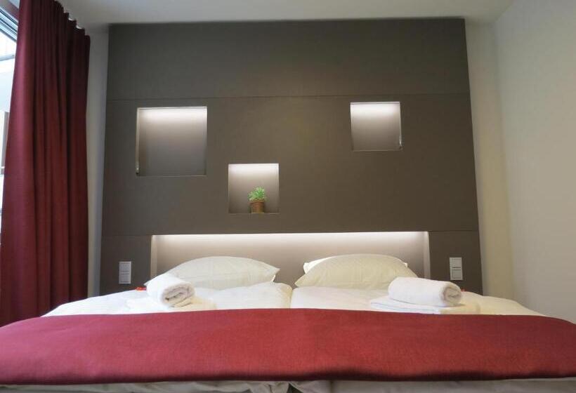 标准三人间, Neuthor