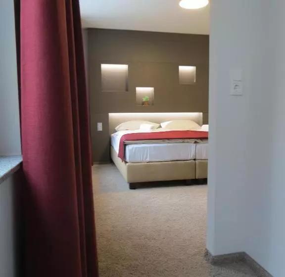 Chambre Triple Standard, Neuthor