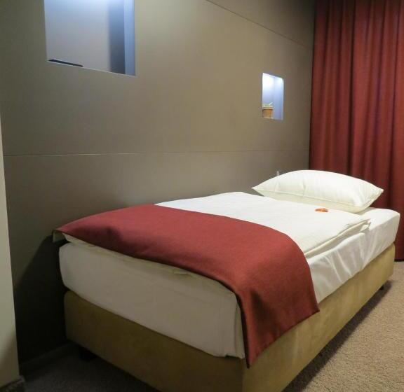 标准三人间, Neuthor