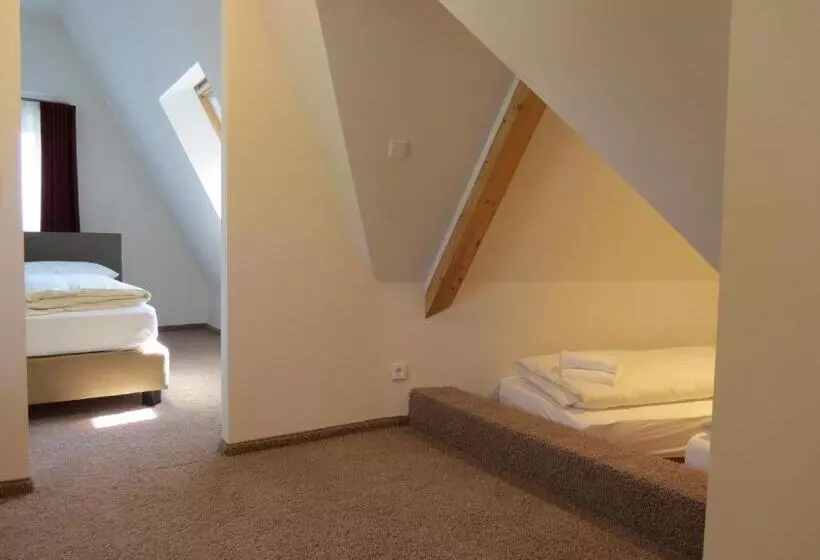Chambre Familiale, Neuthor