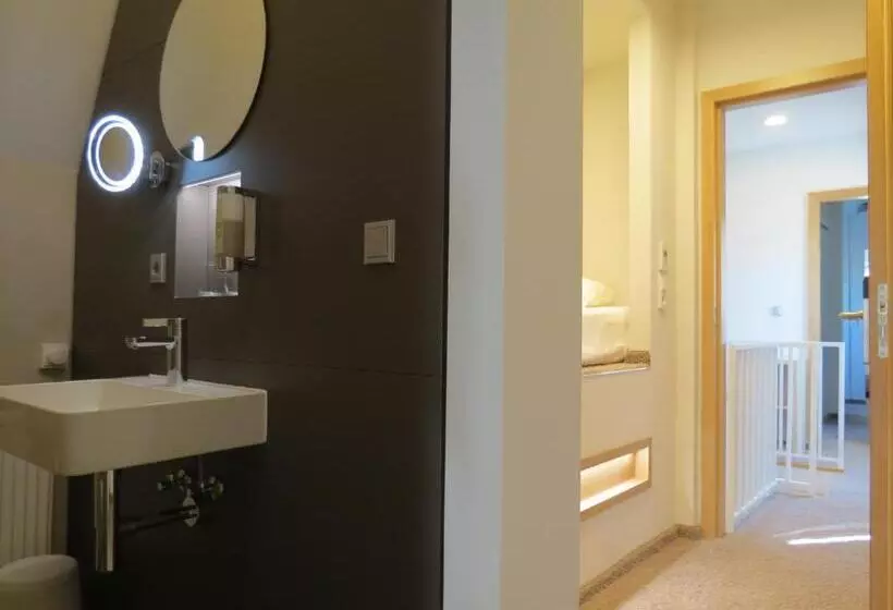 Chambre Triple Economy, Neuthor