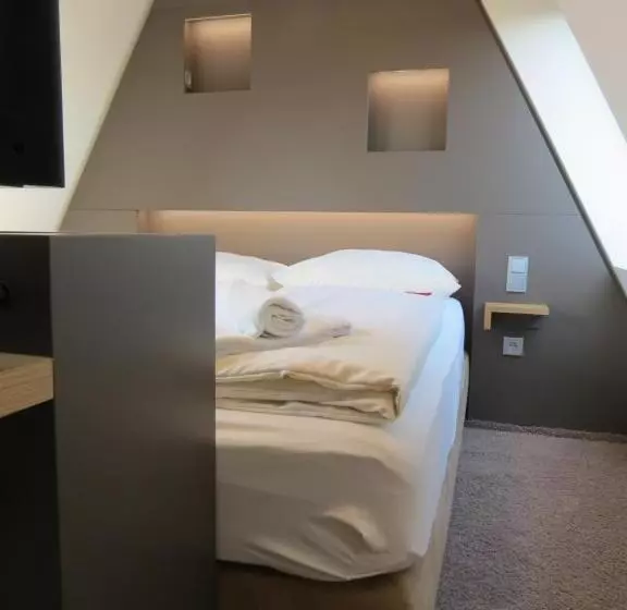 Chambre Triple Economy, Neuthor