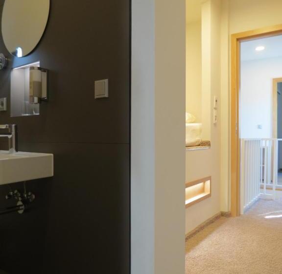 经济型三人房间, Neuthor