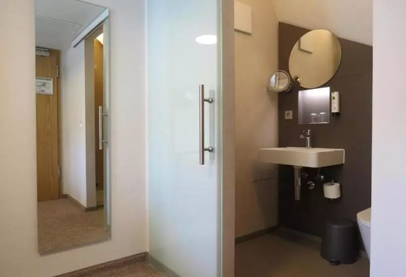 Chambre Economy, Neuthor