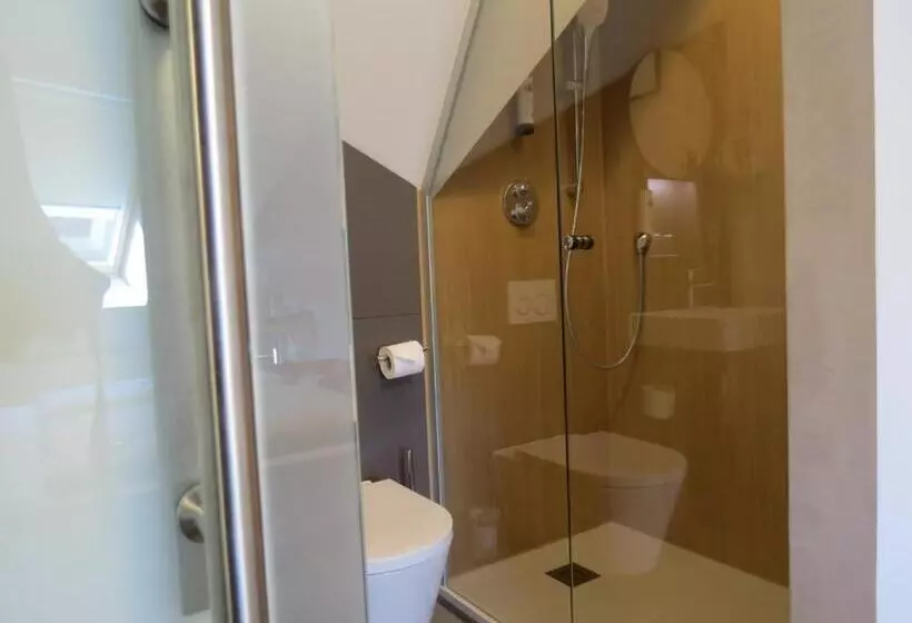 Chambre Economy, Neuthor