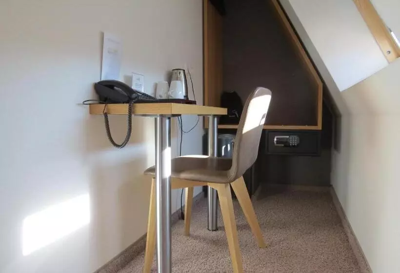 Chambre Economy, Neuthor