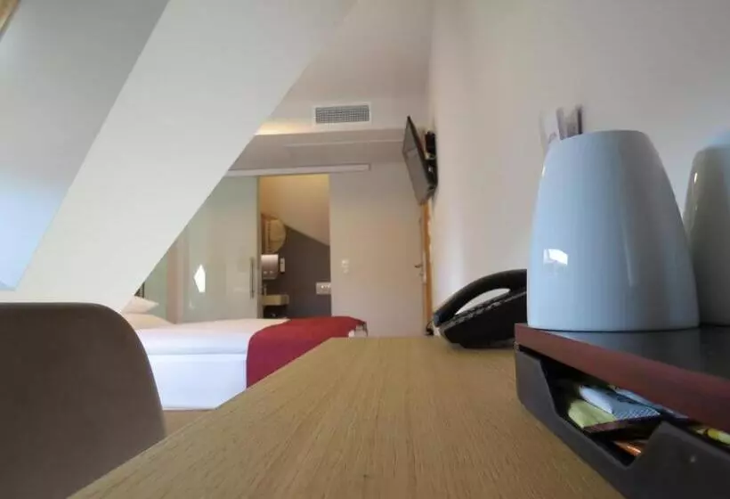 Chambre Economy, Neuthor