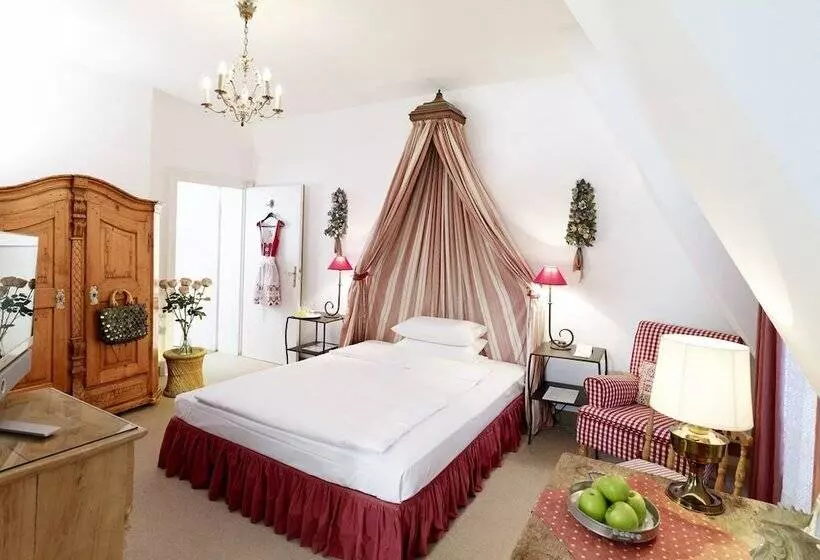 Superior Kamer, Opera