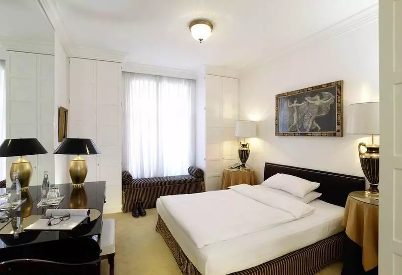 Superior Kamer, Opera