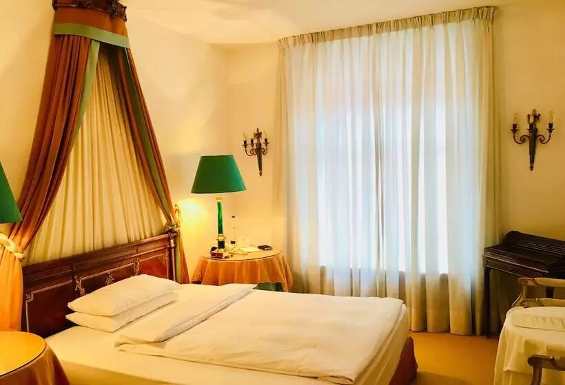 Superior Kamer, Opera