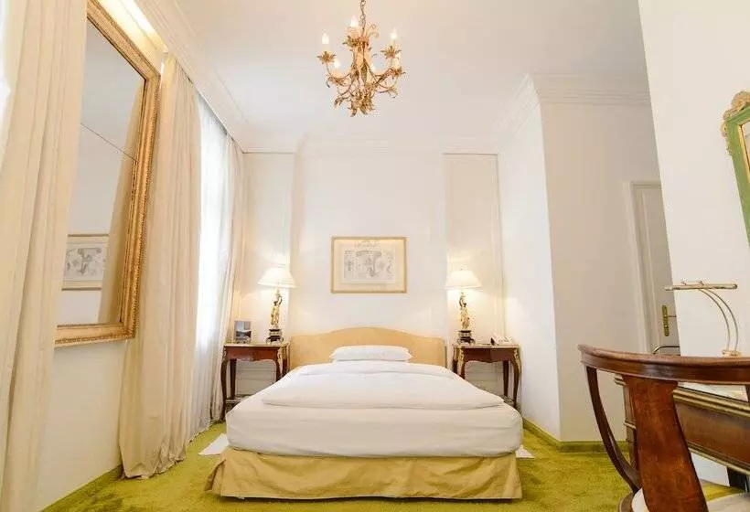 Superior Kamer, Opera