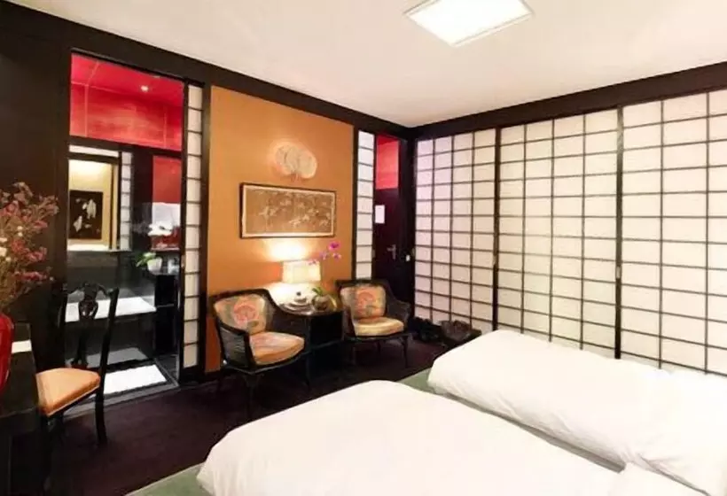 Deluxe Kamer, Opera
