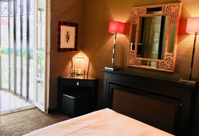 اتاق لوکس, Opera