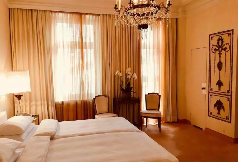 Deluxe Kamer, Opera