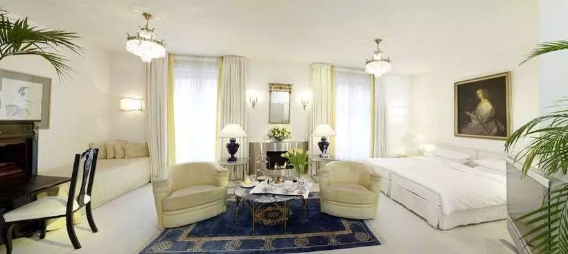 Junior Suite, Opera