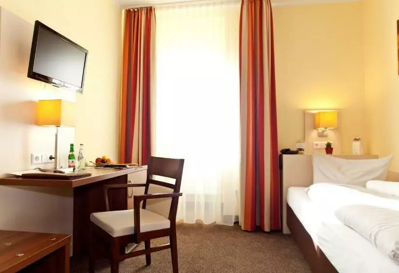Standard Single Room, Strauss