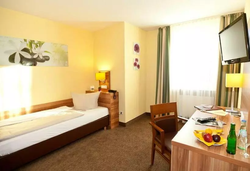 Standard Single Room, Strauss