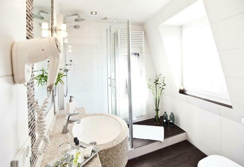 スタンダードルーム, Strauss