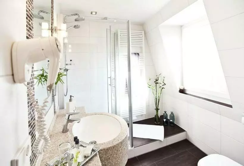Standard Room, Strauss