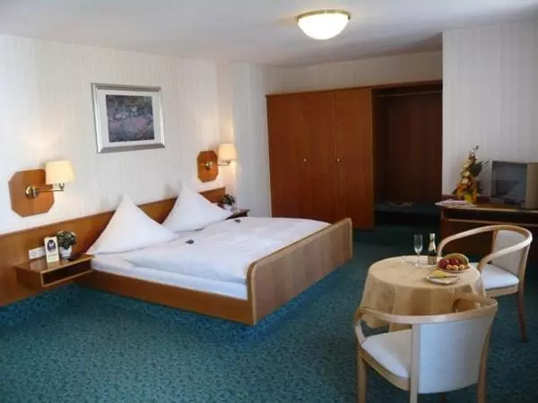 Standard Room, Strauss