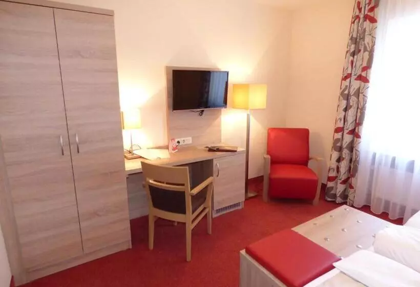 Standard Room, Strauss