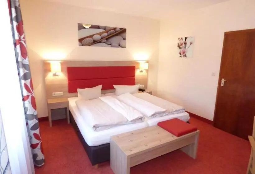 Standard Room, Strauss