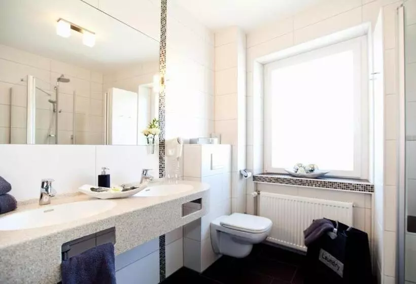 1 Bedroom Apartment, Strauss