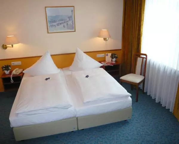 Economy Single Room, Strauss