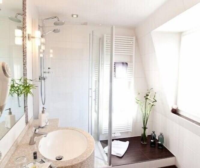 スタンダードルーム, Strauss