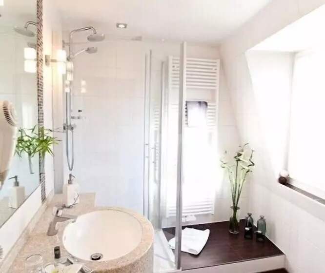 Standard Room, Strauss