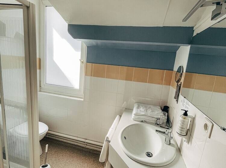 Номер Стандарт Трехместный, Garden Hotel Rennes Centre Gare