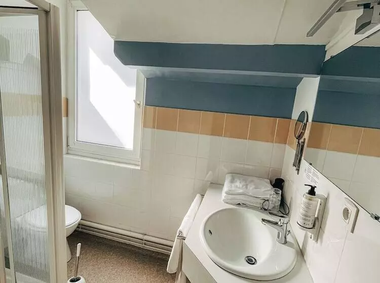 Standard Kolmen Hengen Huone, Garden Hotel Rennes Centre Gare