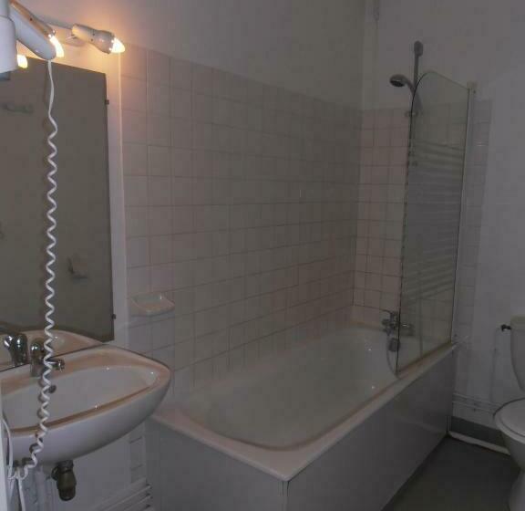 חדר סטנדרט לשלושה, Logis Le Grand Hôtel Du Louvre