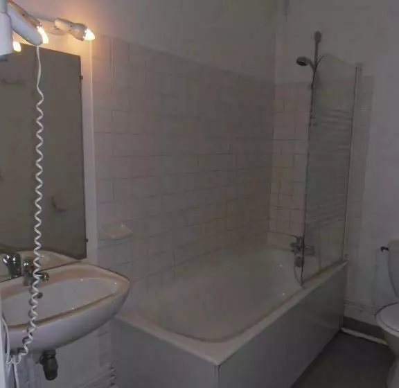 Standard Kolmen Hengen Huone, Logis Le Grand Hôtel Du Louvre