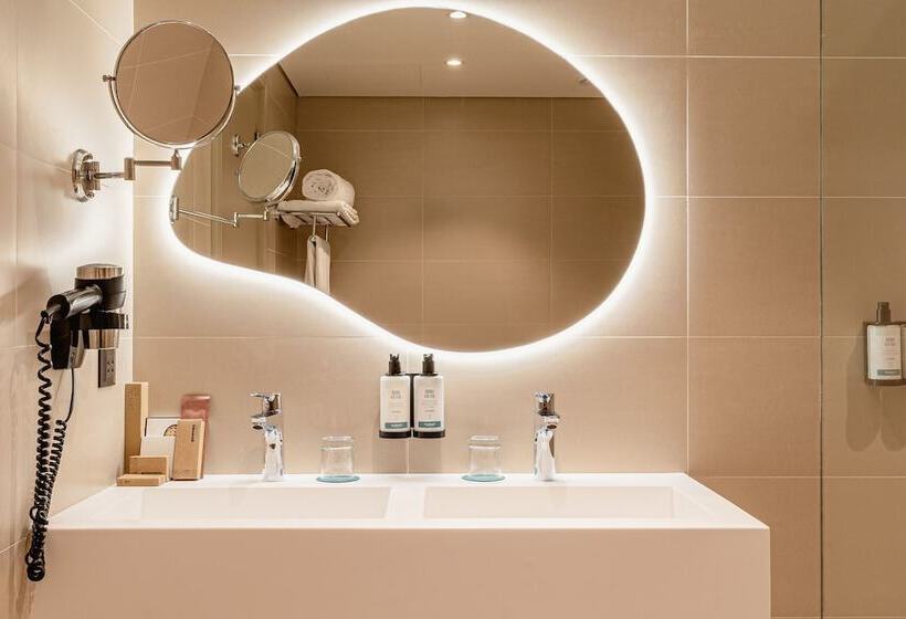 اتاق لوکس با چشمانداز دریا, Occidental Sharjah Grand