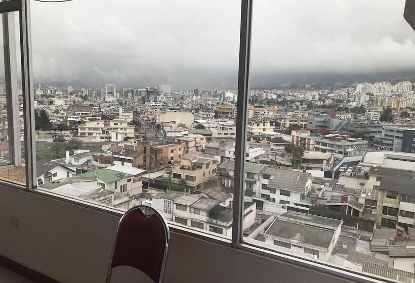 חדר סטנדרט לשלושה, Savoy Inn