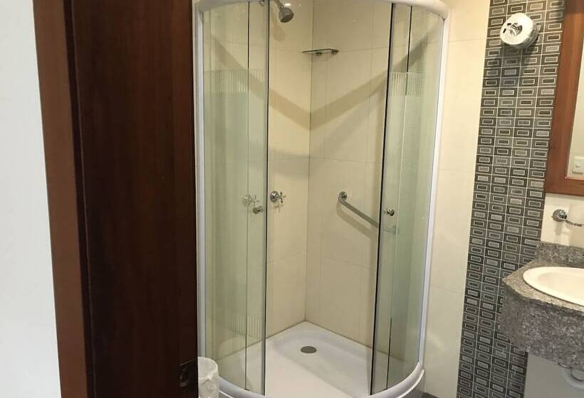 חדר סטנדרט לשלושה, Savoy Inn