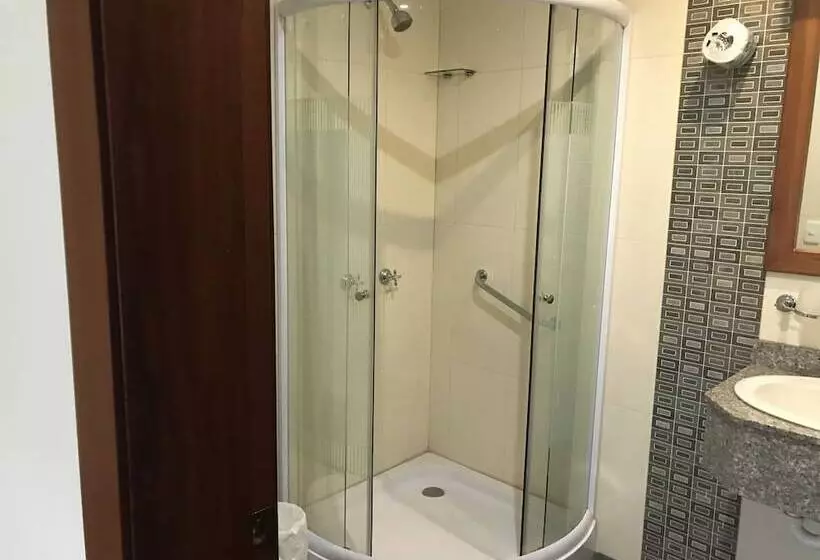 اتاق استاندارد سه نفره, Savoy Inn